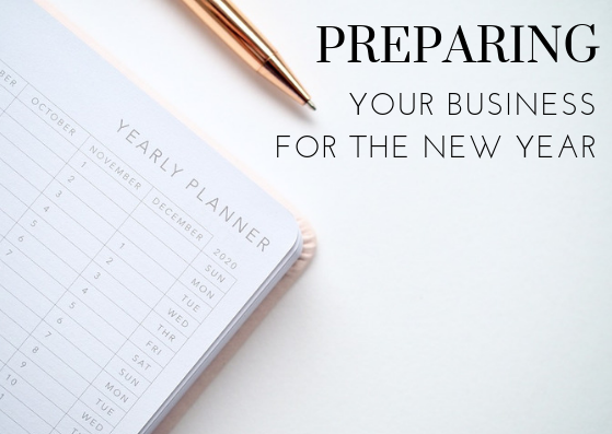 Image contains a calendar, pen and text.